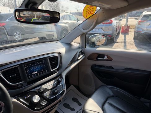 Used 2018 Chrysler Pacifica Touring-L w/ Tire & Wheel Group image 24