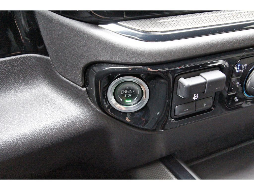 Used 2025 Chevrolet Silverado 1500 ZR2 w/ Technology Package AWD/4WD image 28