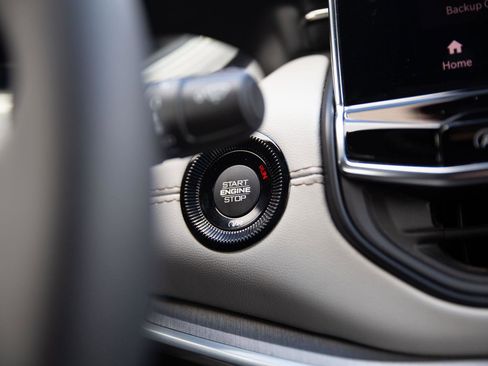 Used 2025 Jeep Compass Limited image 13