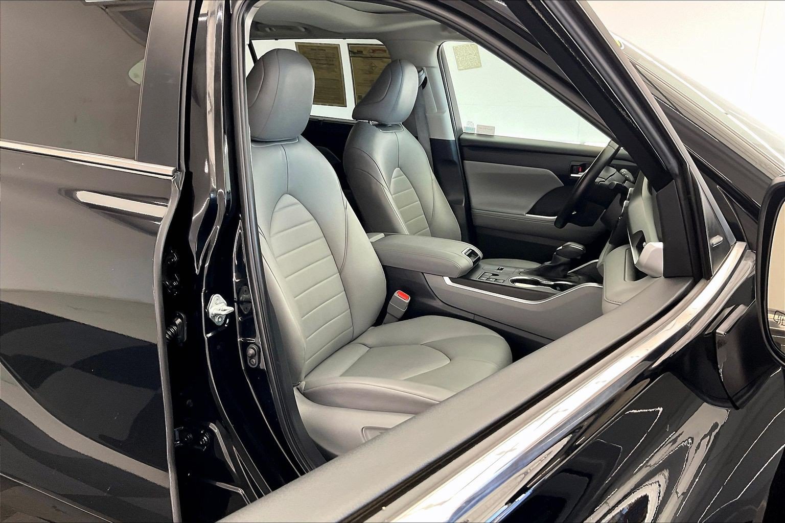 Used 2024 Toyota Highlander XLE FWD image 6