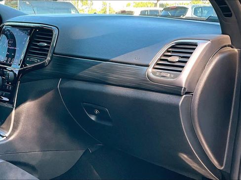 Used 2019 Jeep Grand Cherokee Altitude image 17