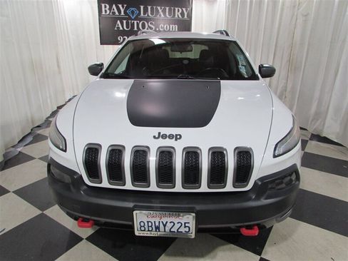 Used 2018 Jeep Cherokee Trailhawk image 6