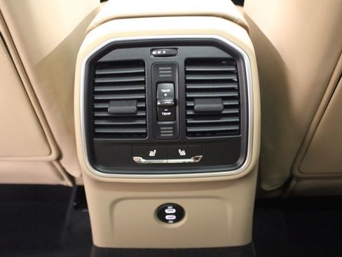Certified 2022 Porsche Macan AWD/4WD image 26