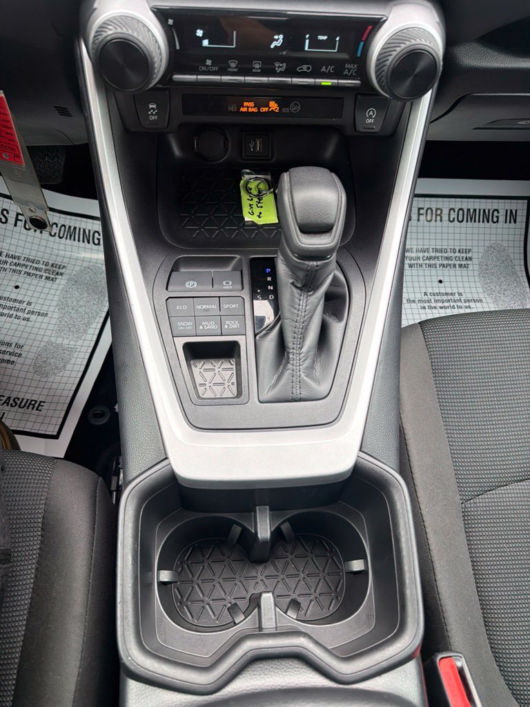 Used 2025 Toyota RAV4 LE AWD/4WD image 33