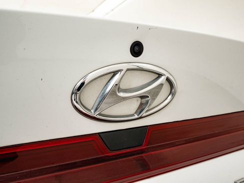 Used 2021 Hyundai Elantra SE FWD image 16