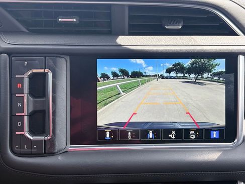 Used 2024 GMC Yukon XL Denali AWD/4WD image 11