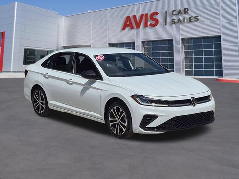 Used 2025 Volkswagen Jetta Sport FWD image 3