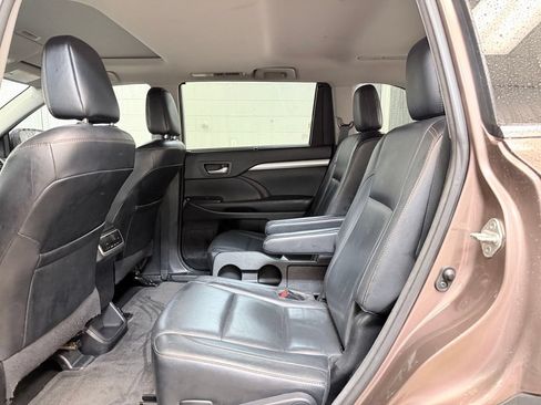 Used 2018 Toyota Highlander XLE FWD image 18