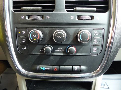 Used 2019 Dodge Grand Caravan SE w/ UConnect Hands-Free Group FWD image 46