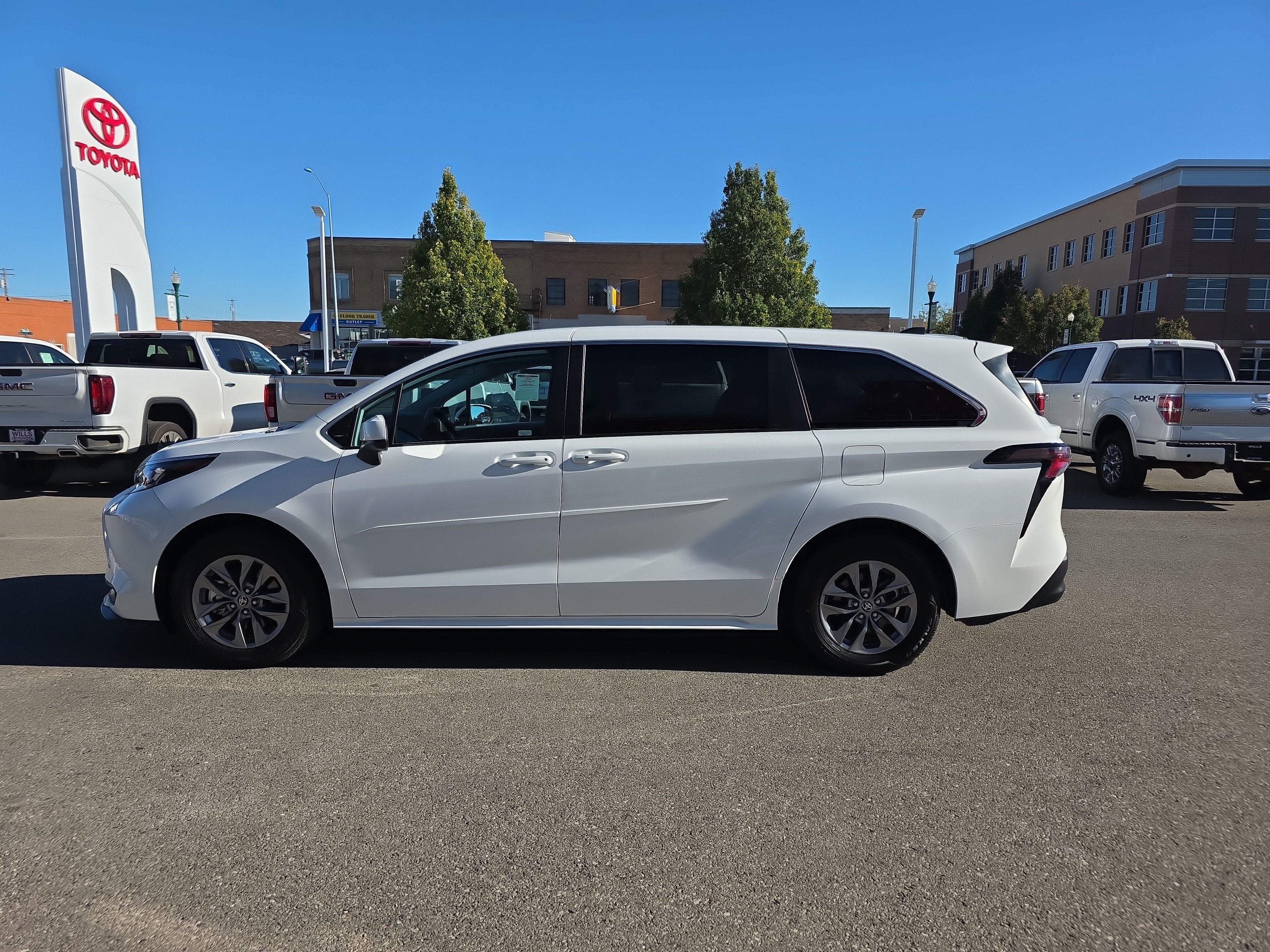Used 2025 Toyota Sienna LE AWD/4WD image 6