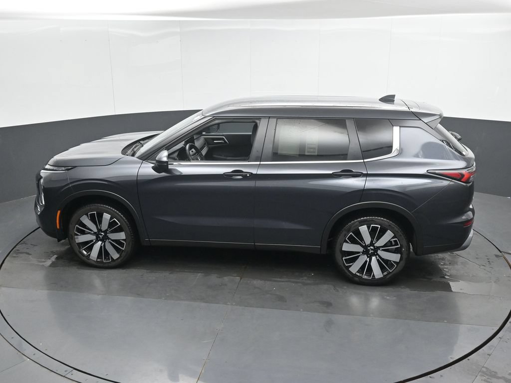 Used 2025 Mitsubishi Outlander AWD image 36