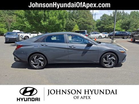 Used 2025 Hyundai Elantra SEL w/ Cargo Package FWD image 27