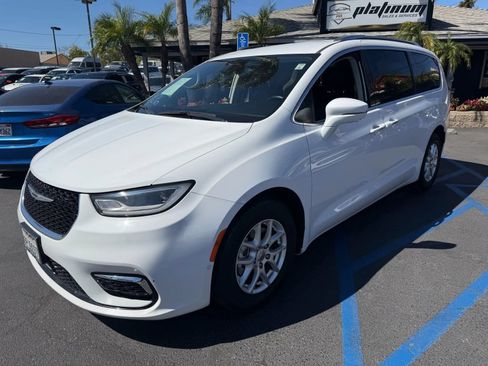 Used 2021 Chrysler Pacifica Touring-L w/ Premium & Safety Sphere Group FWD image 3