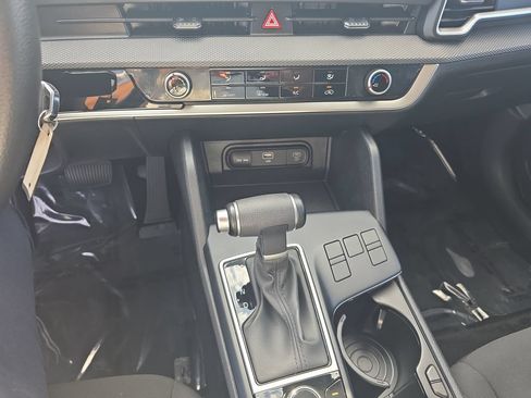 Used 2025 Kia Sportage LX FWD image 17
