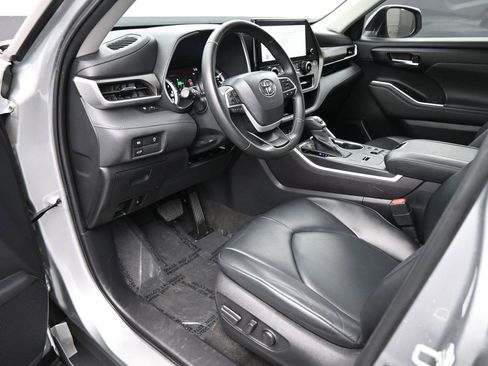 Used 2023 Toyota Highlander XLE image 2