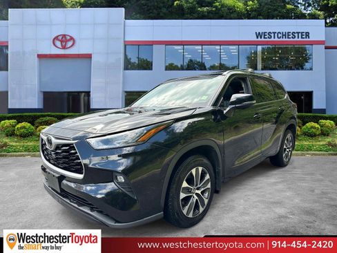 Certified 2020 Toyota Highlander XLE AWD/4WD image 1