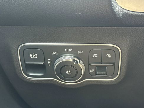 Used 2021 Mercedes-Benz GLB 250 4MATIC image 34