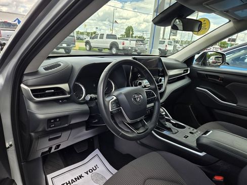 Used 2025 Toyota Highlander LE FWD image 2