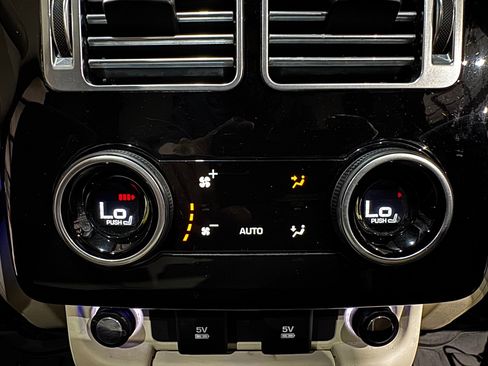 Used 2020 Land Rover Range Rover HSE image 28