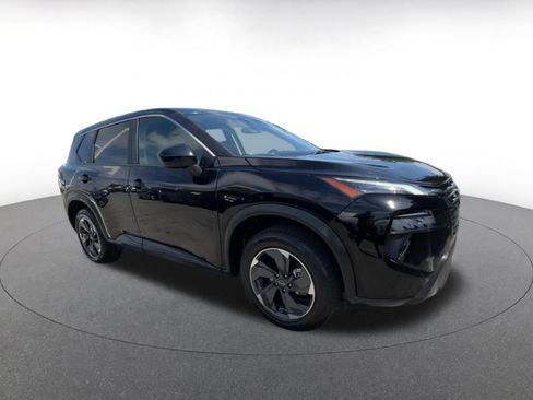 Used 2025 Nissan Rogue SV FWD image 2