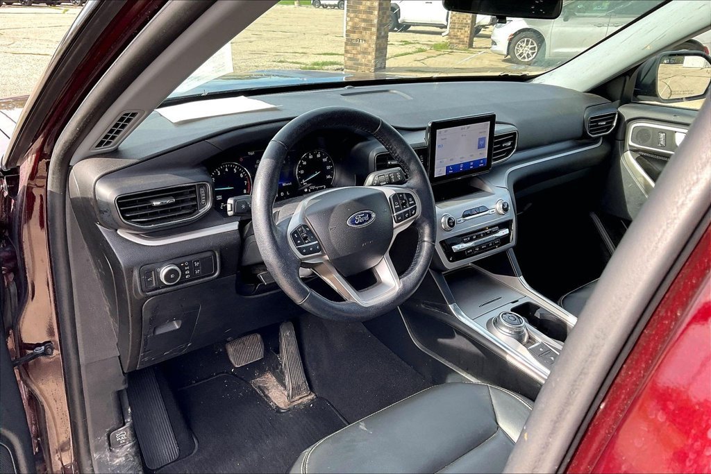 Certified 2022 Ford Explorer XLT w/ Equipment Group 202A AWD/4WD image 7