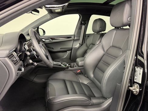 Certified 2026 Porsche Macan AWD/4WD image 5