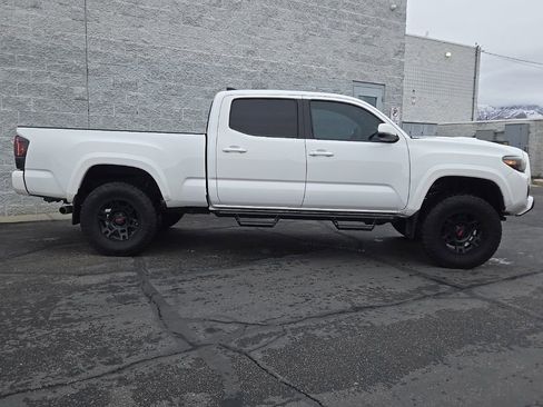 Used 2018 Toyota Tacoma TRD Sport w/ Technology Package image 2
