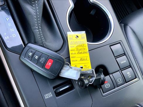 Used 2023 Toyota Highlander XLE FWD image 15