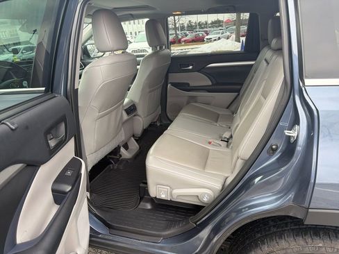 Used 2019 Toyota Highlander XLE image 11