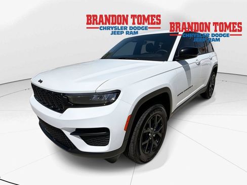 Used 2025 Jeep Grand Cherokee Altitude RWD image 1