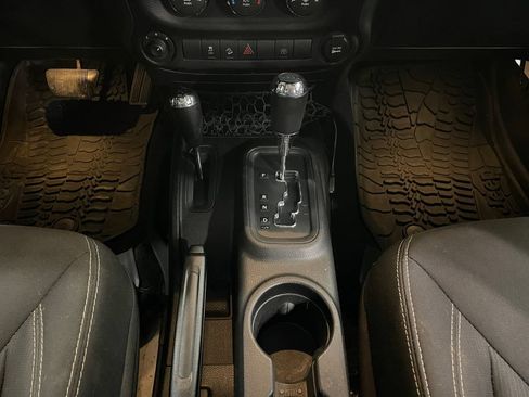 Used 2015 Jeep Wrangler Unlimited Sahara w/ Connectivity Group AWD/4WD image 11