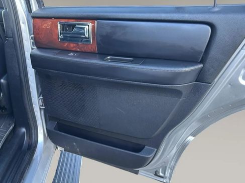 Used 2016 Lincoln Navigator Select image 11