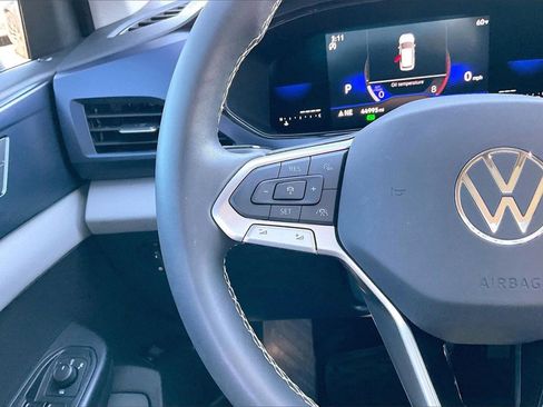 Used 2023 Volkswagen Taos SE w/ Panoramic Sunroof Package image 11