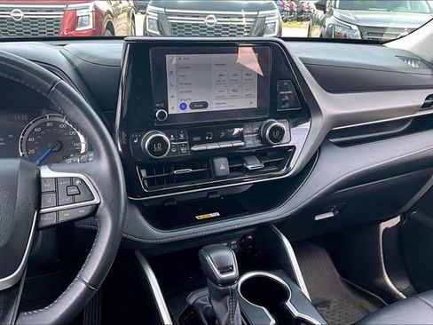 Used 2024 Toyota Highlander XLE FWD image 9