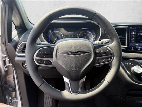 Used 2026 Chrysler Pacifica Select FWD image 17