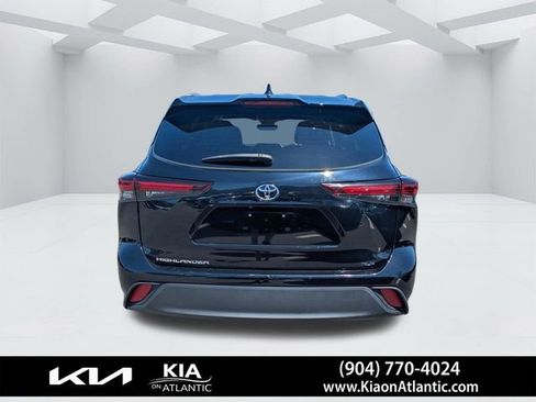 Used 2024 Toyota Highlander XLE FWD image 4