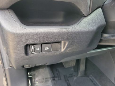 Used 2022 Toyota RAV4 XLE AWD/4WD image 17
