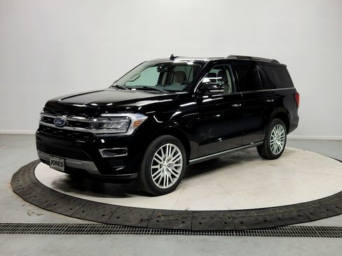 Used 2023 Ford Expedition Limited image 3