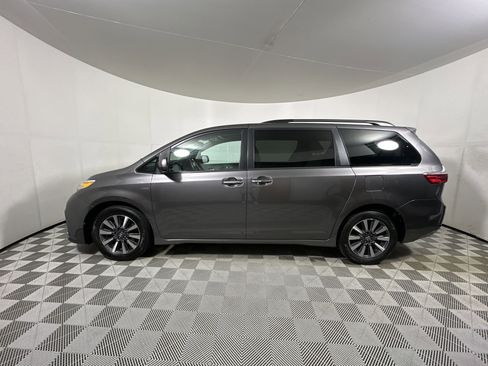 Used 2018 Toyota Sienna AWD image 4