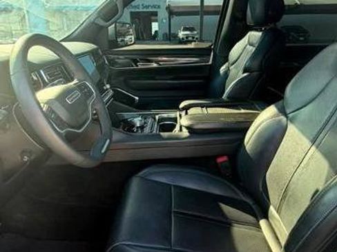 Used 2022 Jeep Wagoneer Series III w/ Premium Group I AWD/4WD image 11