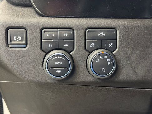 Used 2025 Chevrolet Silverado 1500 LT AWD/4WD image 29