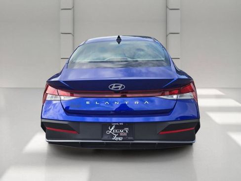 Used 2025 Hyundai Elantra SE FWD image 6