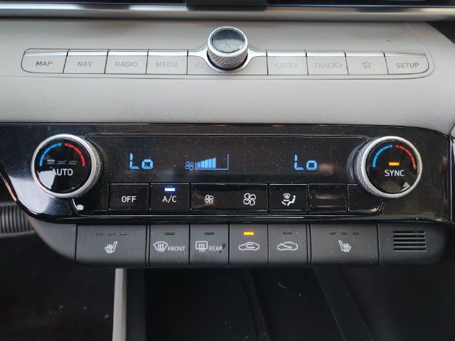 Used 2025 Hyundai Elantra Limited FWD image 17