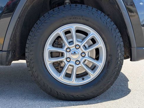 Used 2018 Jeep Grand Cherokee Laredo AWD/4WD image 12