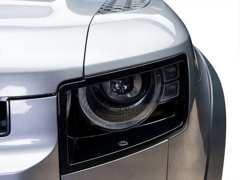 Used 2023 Land Rover Defender 110 SE image 9