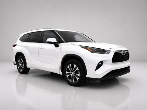 Used 2022 Toyota Highlander XLE FWD image 7