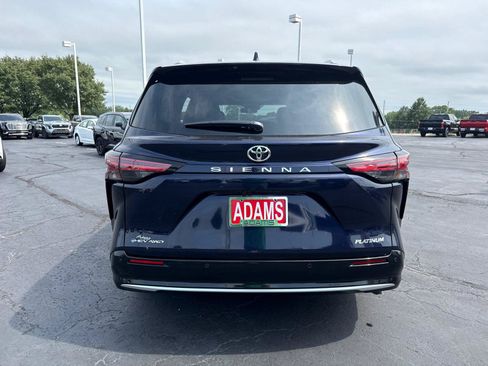 Used 2026 Toyota Sienna Platinum AWD/4WD image 7