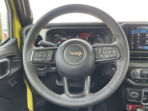 Used 2024 Jeep Wrangler Unlimited image 14