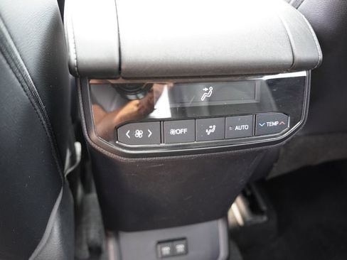 Used 2021 Toyota Highlander XLE AWD/4WD image 18