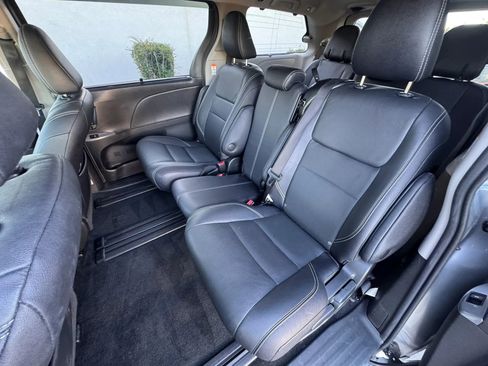 Used 2017 Toyota Sienna SE FWD image 19